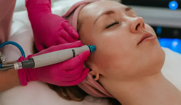 Zabieg HydraFacial w gabinecie kosmetologii i medycyny estetycznej Marie