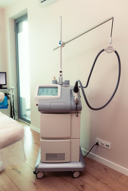 Profesjonalny laser kosmetologiczny używany w zabiegach medycyny estetycznej w Gdyni